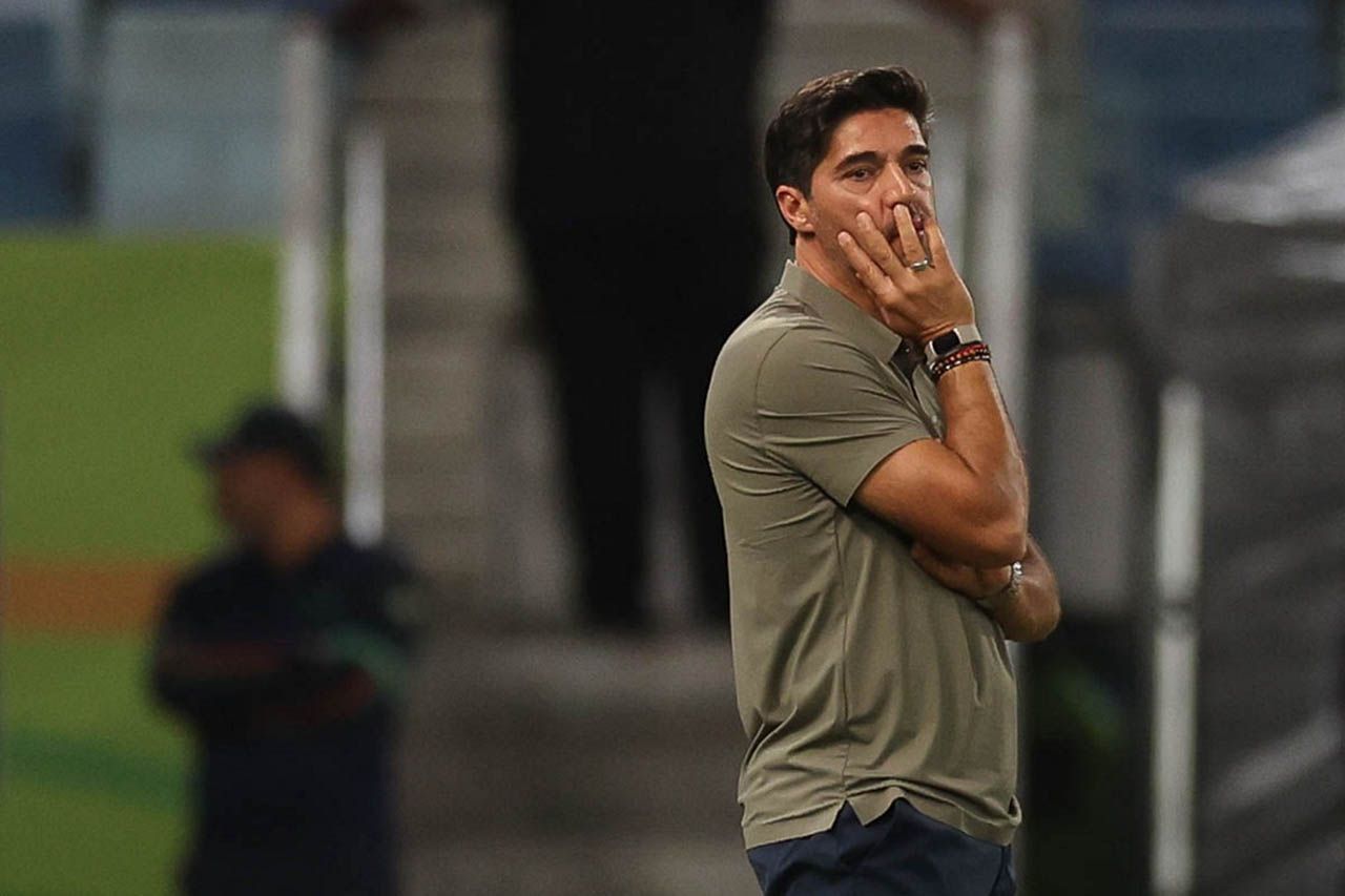 Abel analisa disputa por posição: "Joga quem tem rendimento" Abel analisa disputa por posição: "Joga quem tem rendimento"
