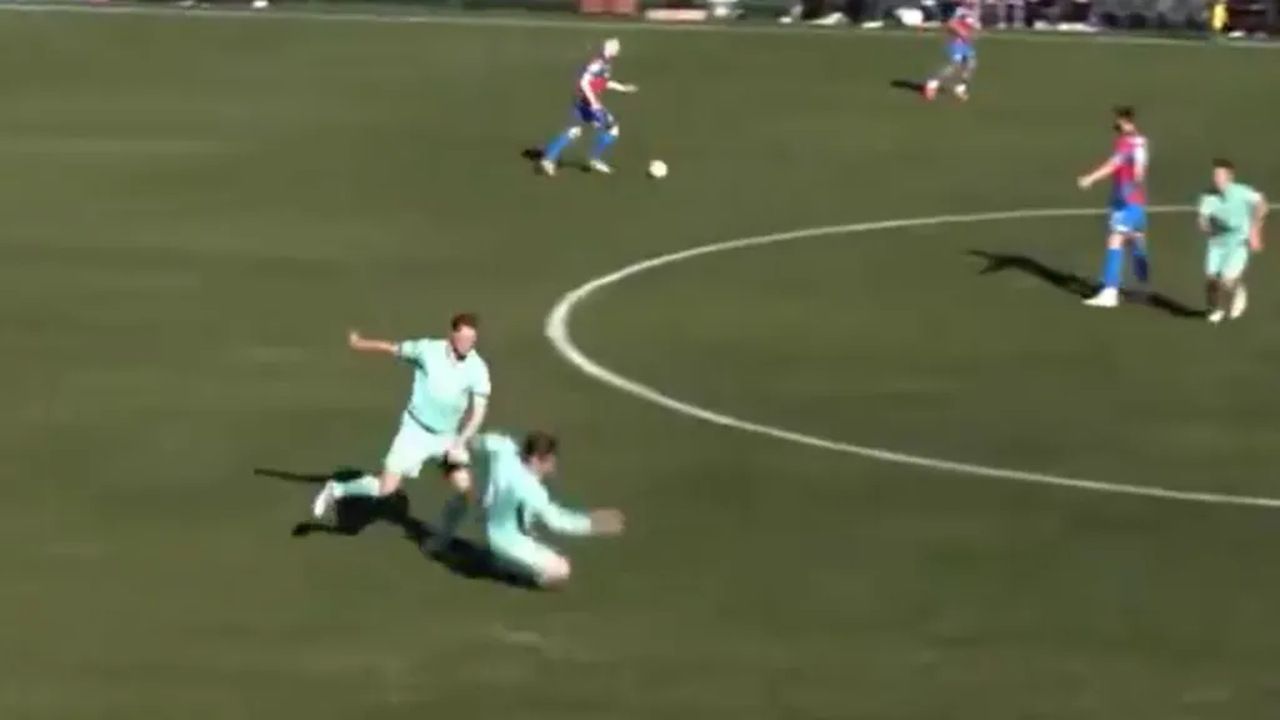 Vídeo: jogador agride colega do próprio time durante amistoso