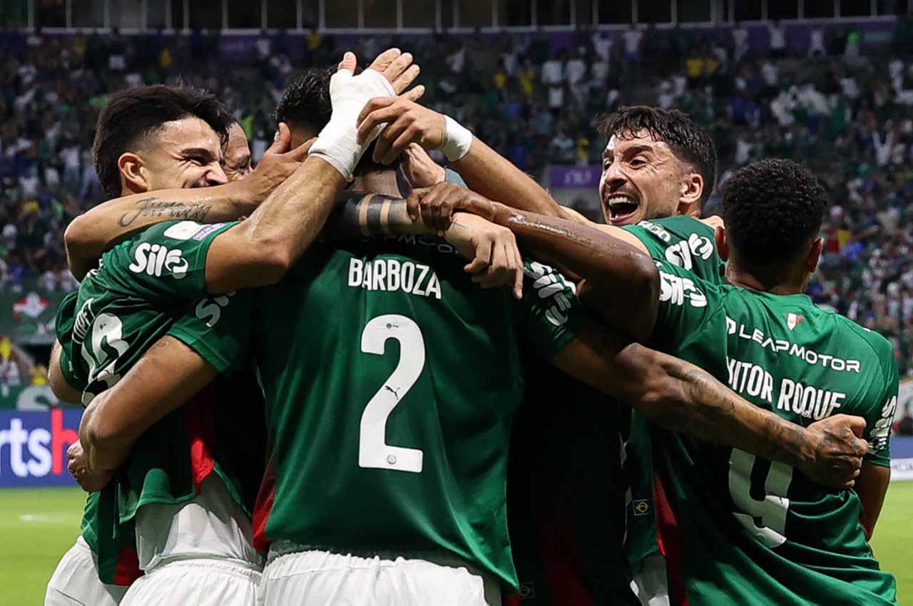 Palmeiras goleia o Corinthians e segue na cola do Fla