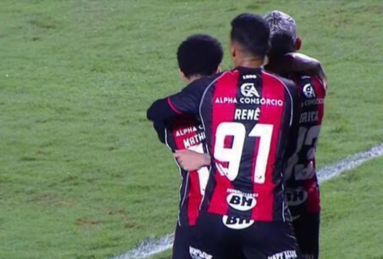 Vitória goleia a Chapecoense pelo Brasileirão Vitória goleia a Chapecoense pelo Brasileirão