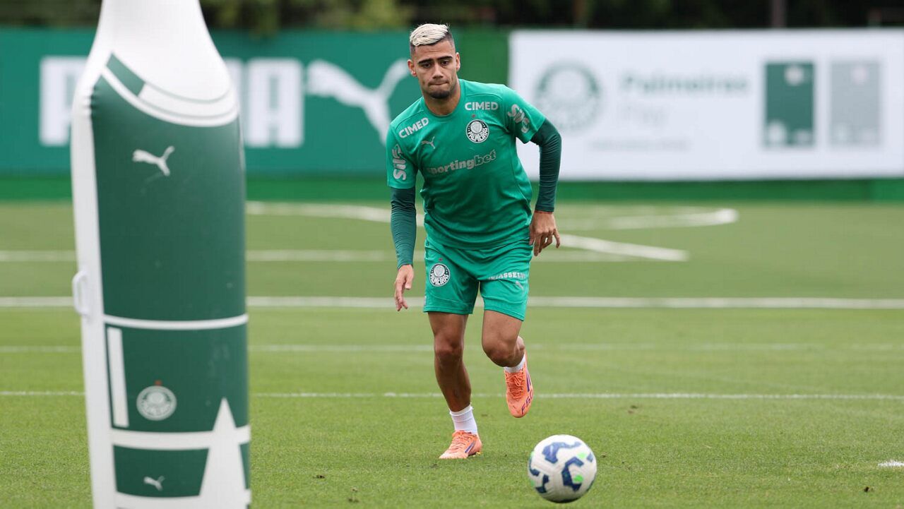 Andreas Pereira pede desculpas pela expulsão 