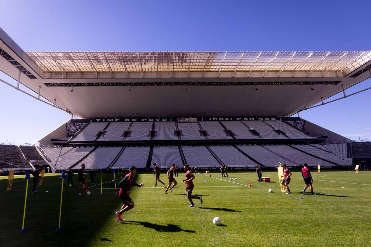 Corinthians testa novo gramado da Neo Química Corinthians testa novo gramado da Neo Química