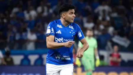 Atacante do Cruzeiro sofre fraturas após colisão Atacante do Cruzeiro sofre fraturas após colisão