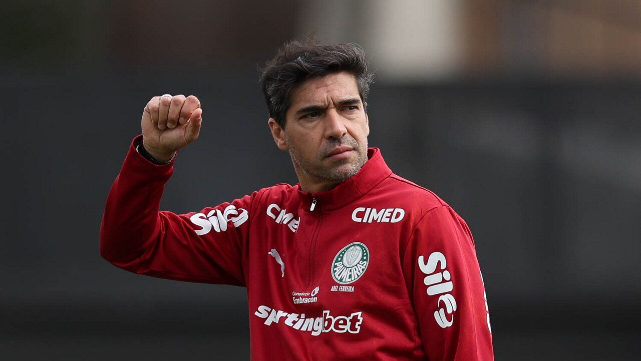 STJD pode punir Abel Ferreira por chute em microfone