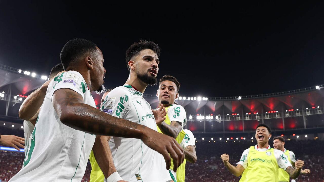 Palmeiras arrasa o Flamengo e dispara na liderança do Brasileirão Palmeiras arrasa o Flamengo e dispara na liderança do Brasileirão