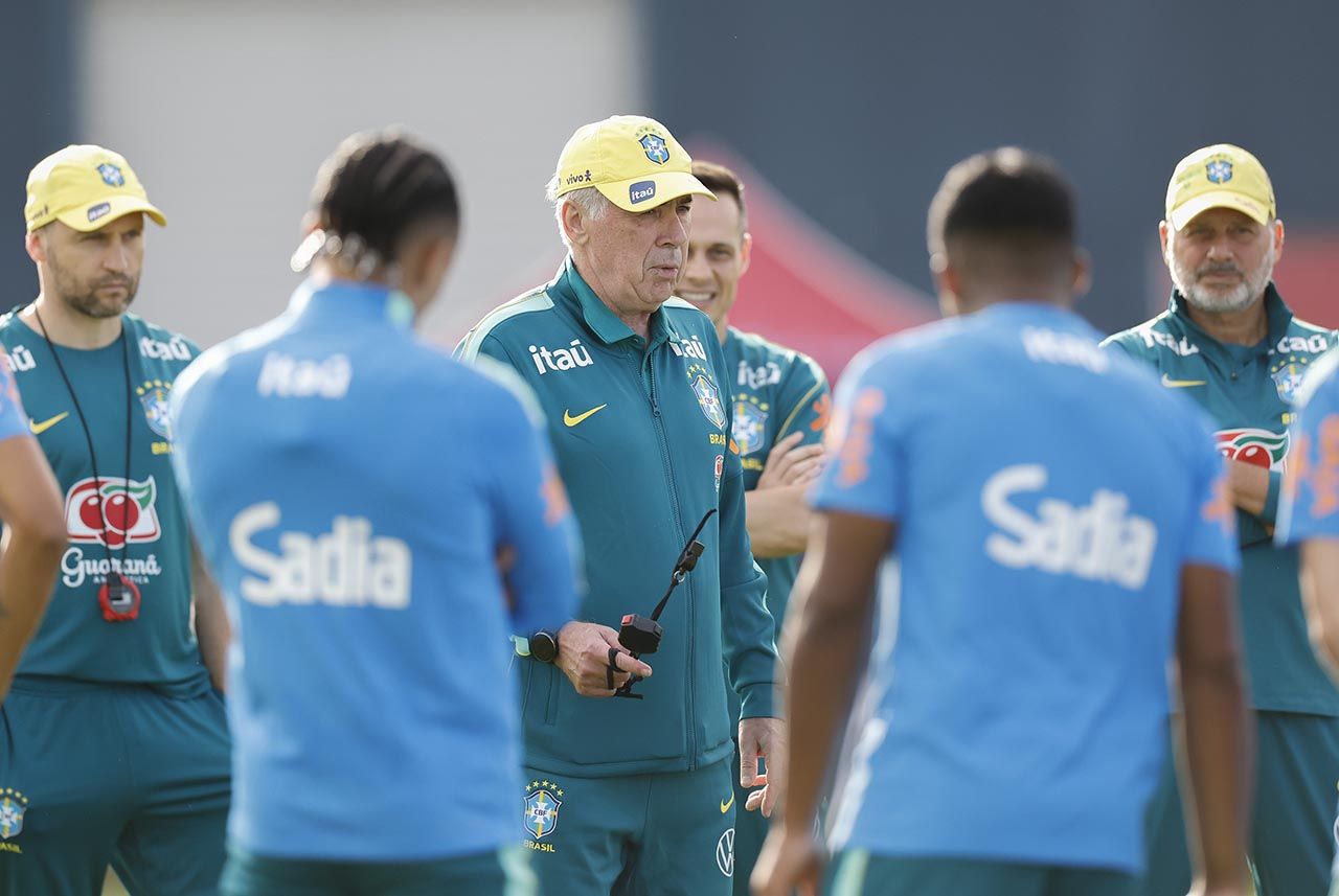 Ancelotti muda função de Raphinha e esboça time titular Ancelotti muda função de Raphinha e esboça time titular