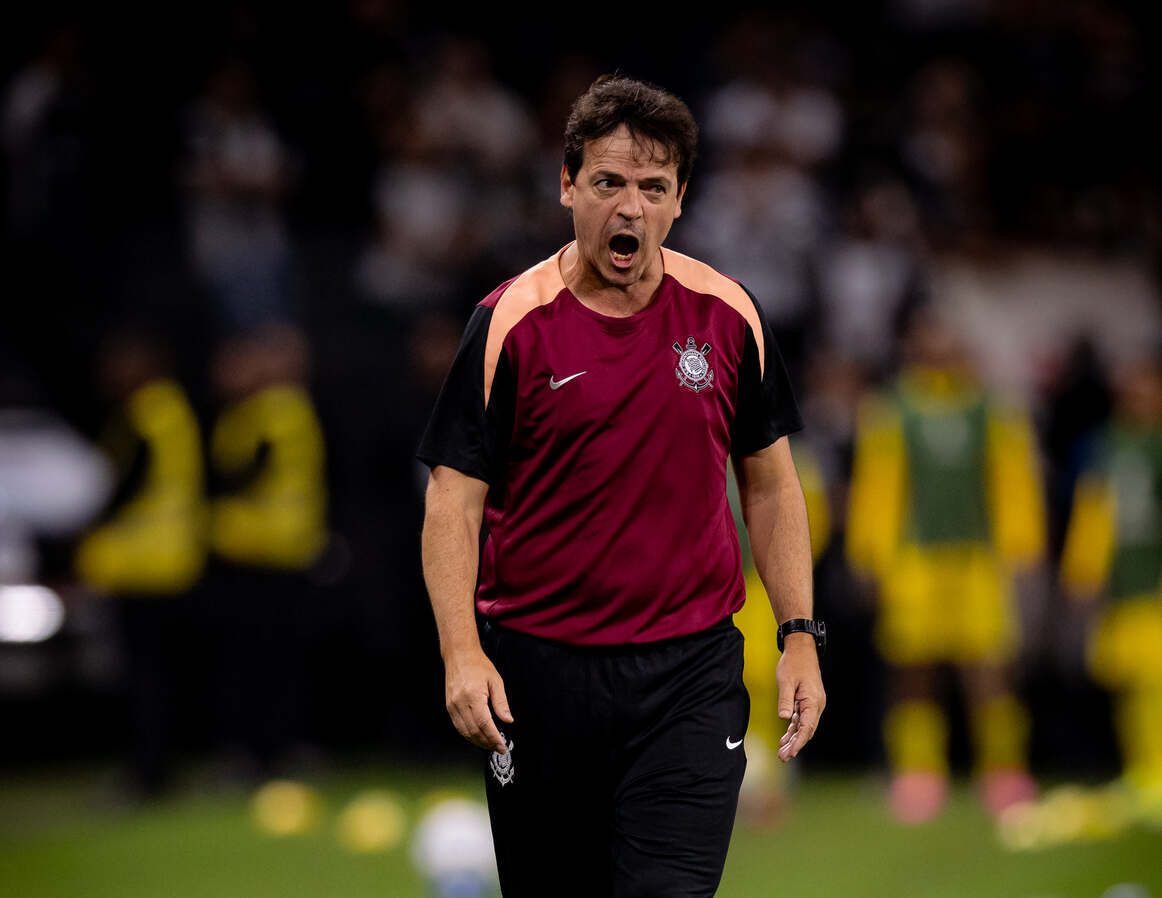 Fernando Diniz detona arbitragem após primeira derrota no Corinthians: "Errou tudo"