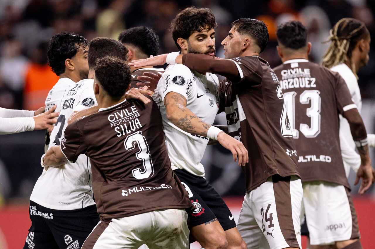 Diniz apoia Yuri Alberto, vaiado na derrota do Corinthians: "Torcida tem carinho por ele" Diniz apoia Yuri Alberto, vaiado na derrota do Corinthians: "Torcida tem carinho por ele"