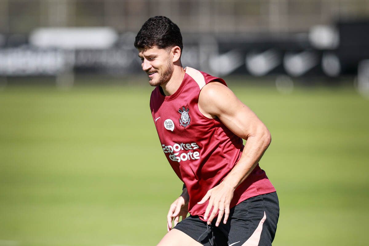 Fora há seis meses, Hugo perde espaço no Corinthians Fora há seis meses, Hugo perde espaço no Corinthians