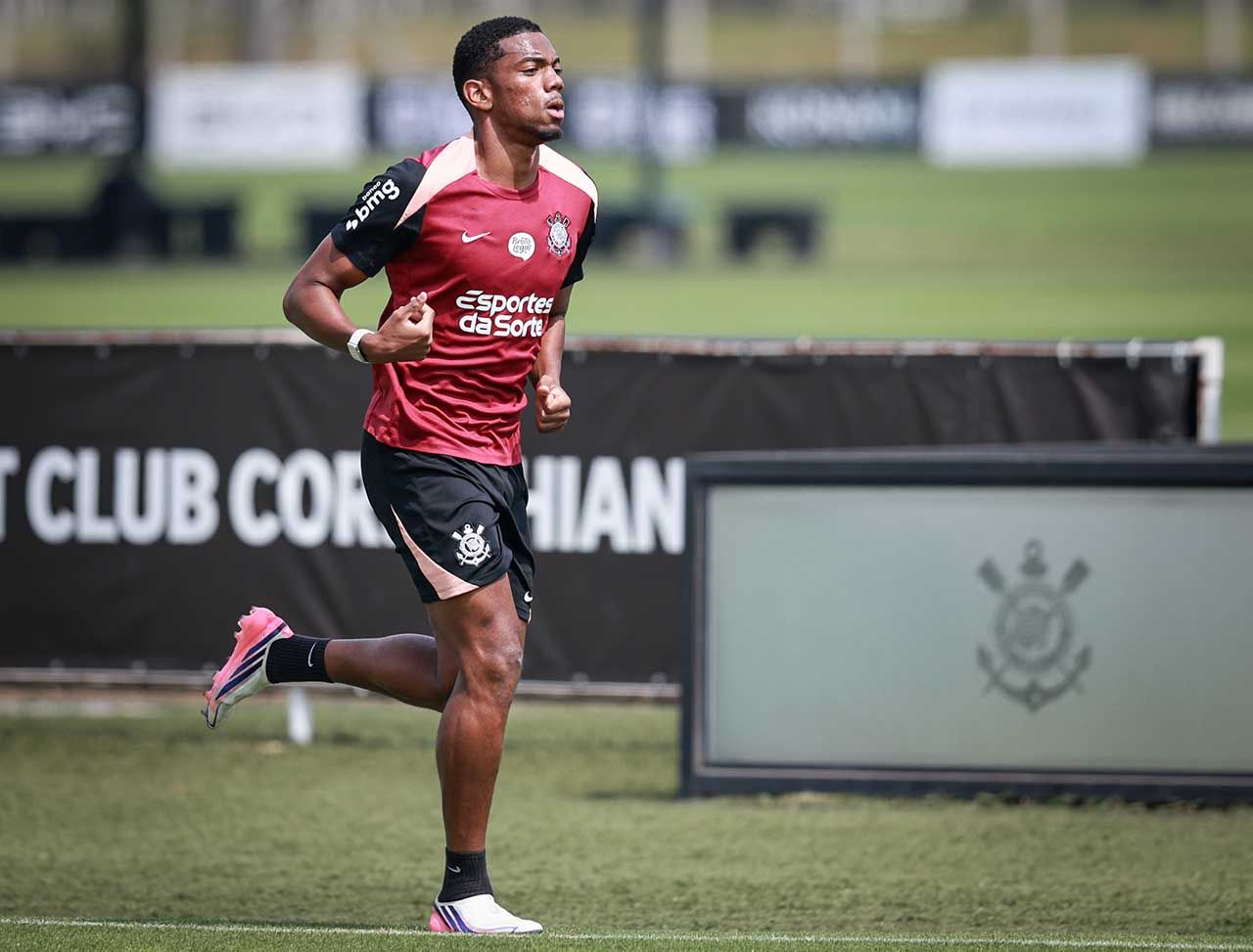 Nottingham Forest tolera esperar e André fica no Corinthians Nottingham Forest tolera esperar e André fica no Corinthians