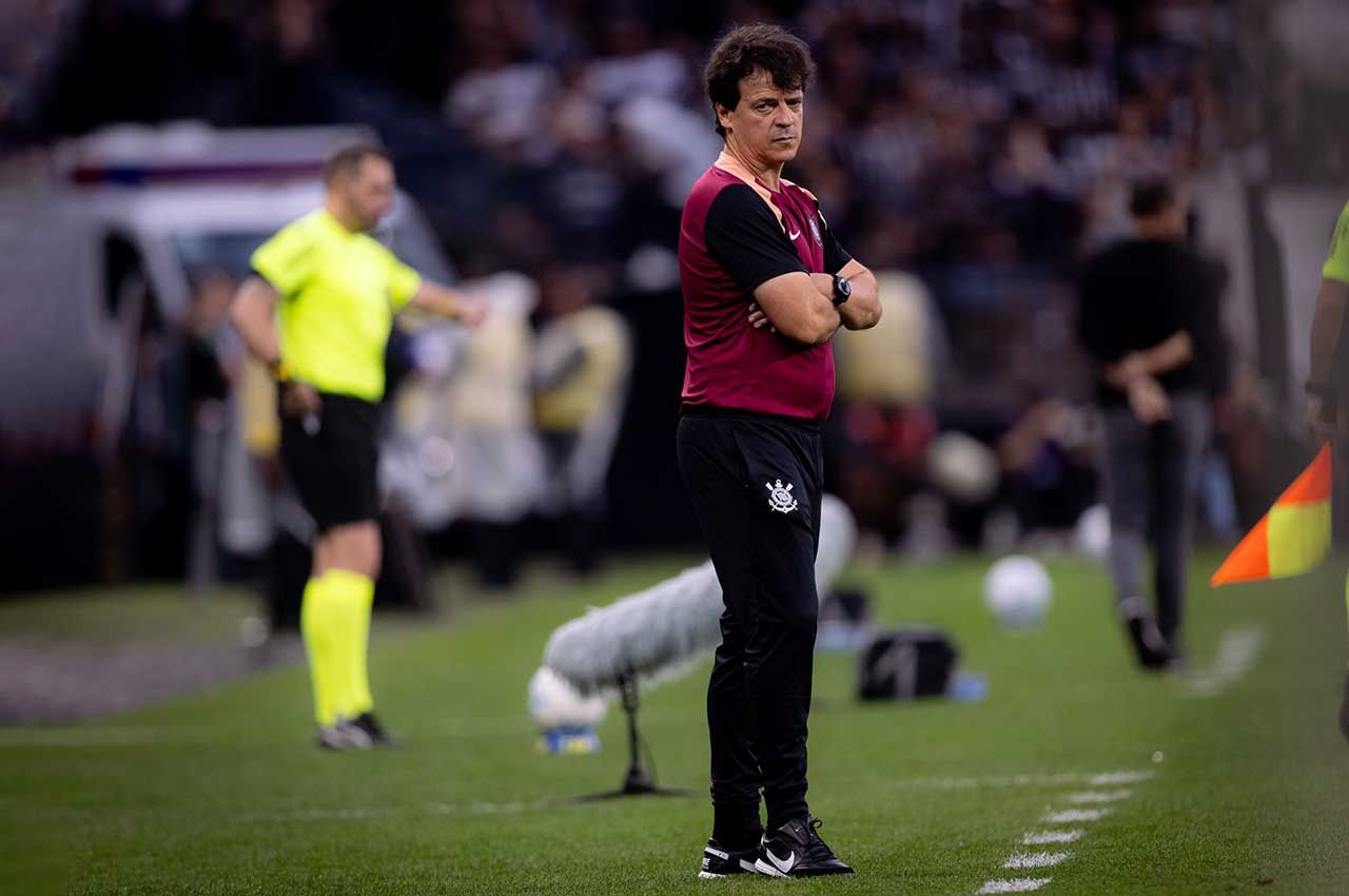 Diniz pede desculpas após nova derrota do Corinthians Diniz pede desculpas após nova derrota do Corinthians
