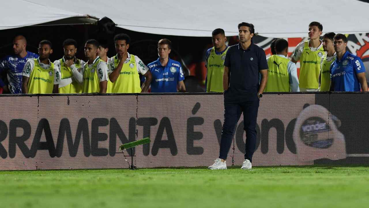 Abel elogia arbitragem após polêmica: "Seguiu a regra" Abel elogia arbitragem após polêmica: "Seguiu a regra"