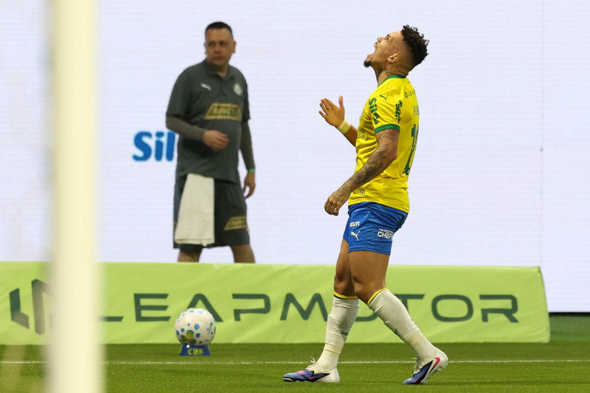 Paulinho decide, Palmeiras vence a Chapecoense e dispara no Brasileirão Paulinho decide, Palmeiras vence a Chapecoense e dispara no Brasileirão