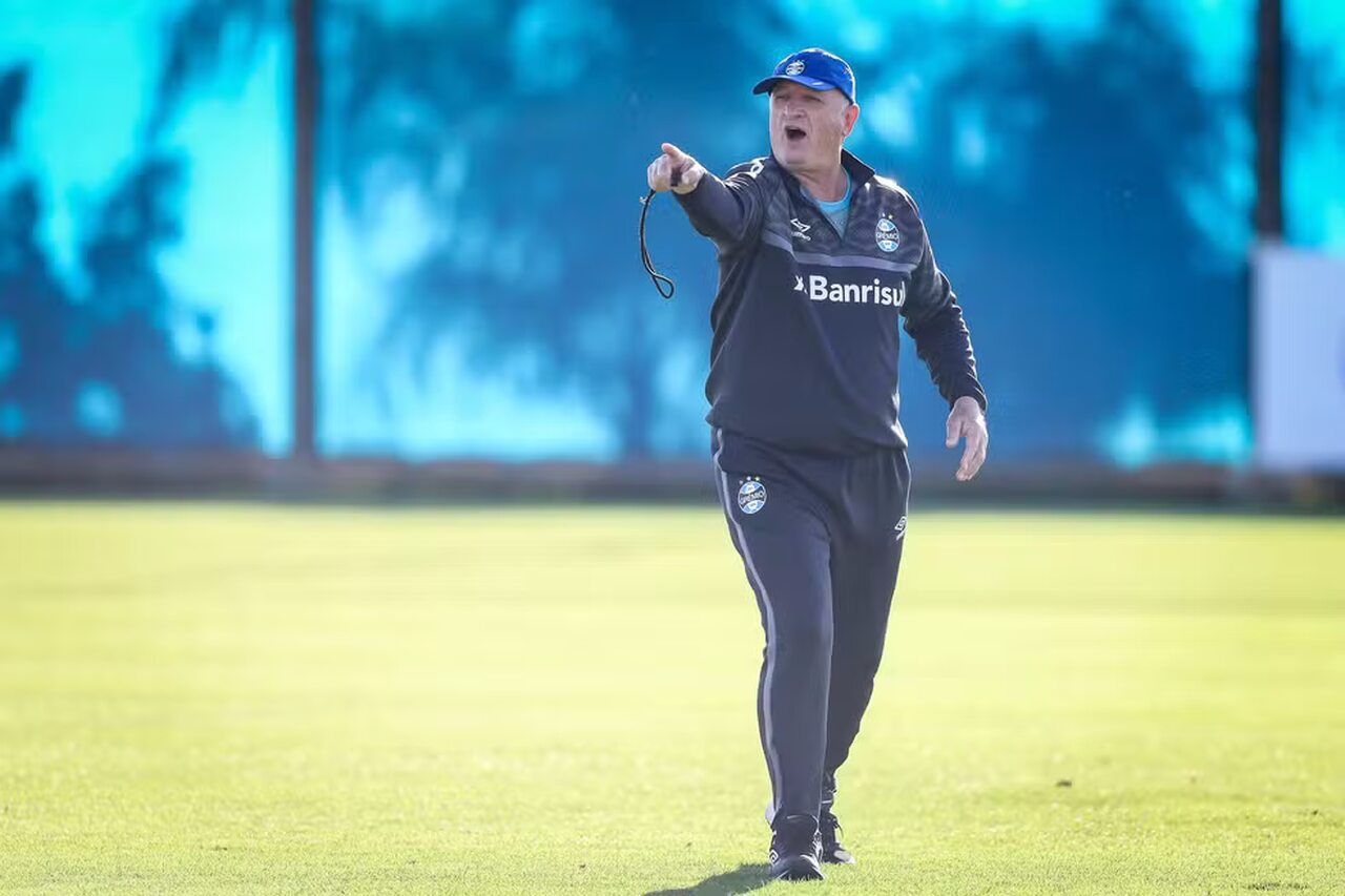 Grêmio tem quatro nomes para substituir Luís Castro Grêmio tem quatro nomes para substituir Luís Castro
