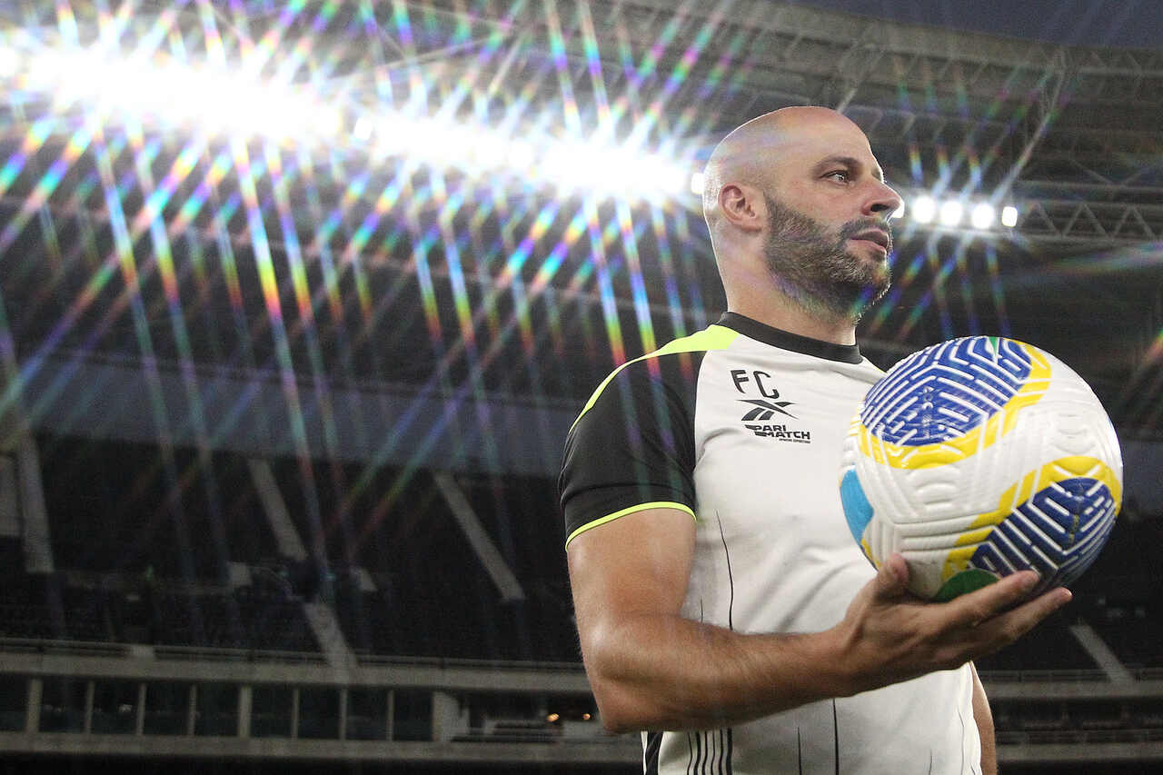 Botafogo acerta com Franclim Carvalho até 2027