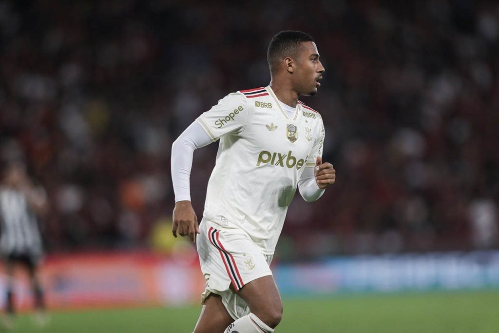 Lino vibra com estreia pelo Flamengo e reencontro com o Brasil