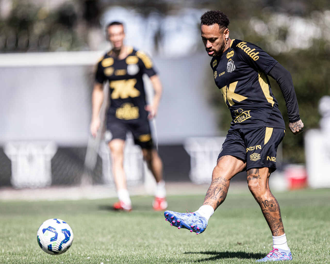 Neymar faz golaço em treino do Santos; veja vídeo