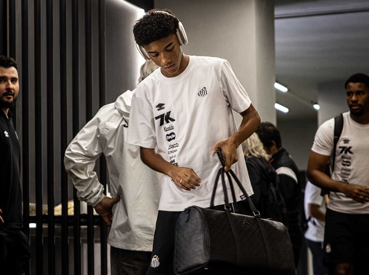 Robinho Jr vive impasse no Santos e futuro no clube entra em debate