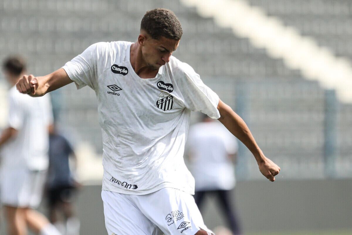 Vinicius Lira volta aos treinos após grave lesão no Santos Vinicius Lira volta aos treinos após grave lesão no Santos