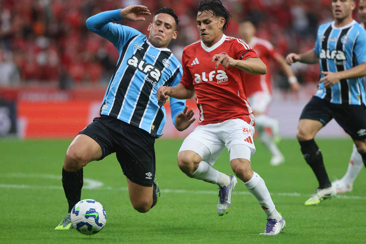 Grêmio vence o Inter, de virada, no Beira-Rio