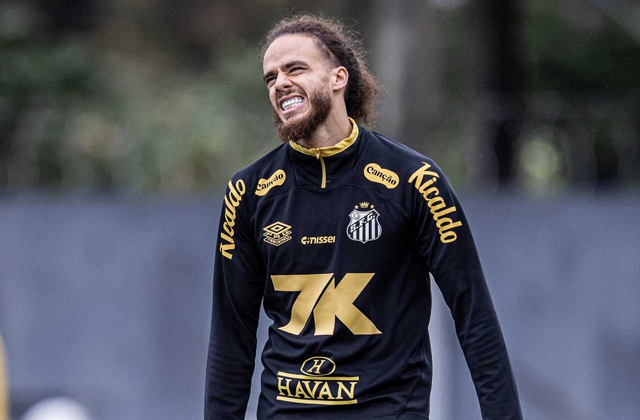 Brahimi aparece no BID e já pode estrear pelo Santos
