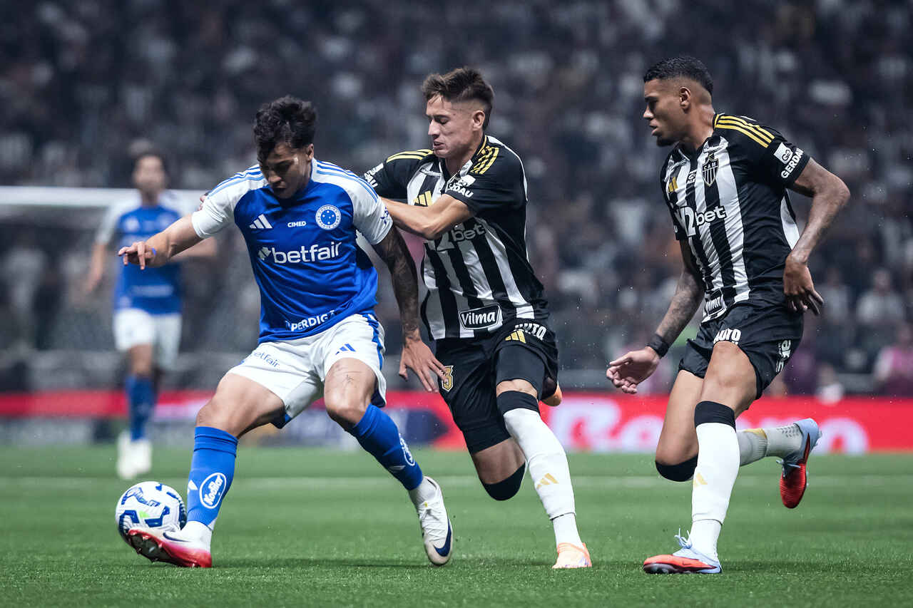 Cruzeiro sai na frente, mas cede ao empate para o Atlético