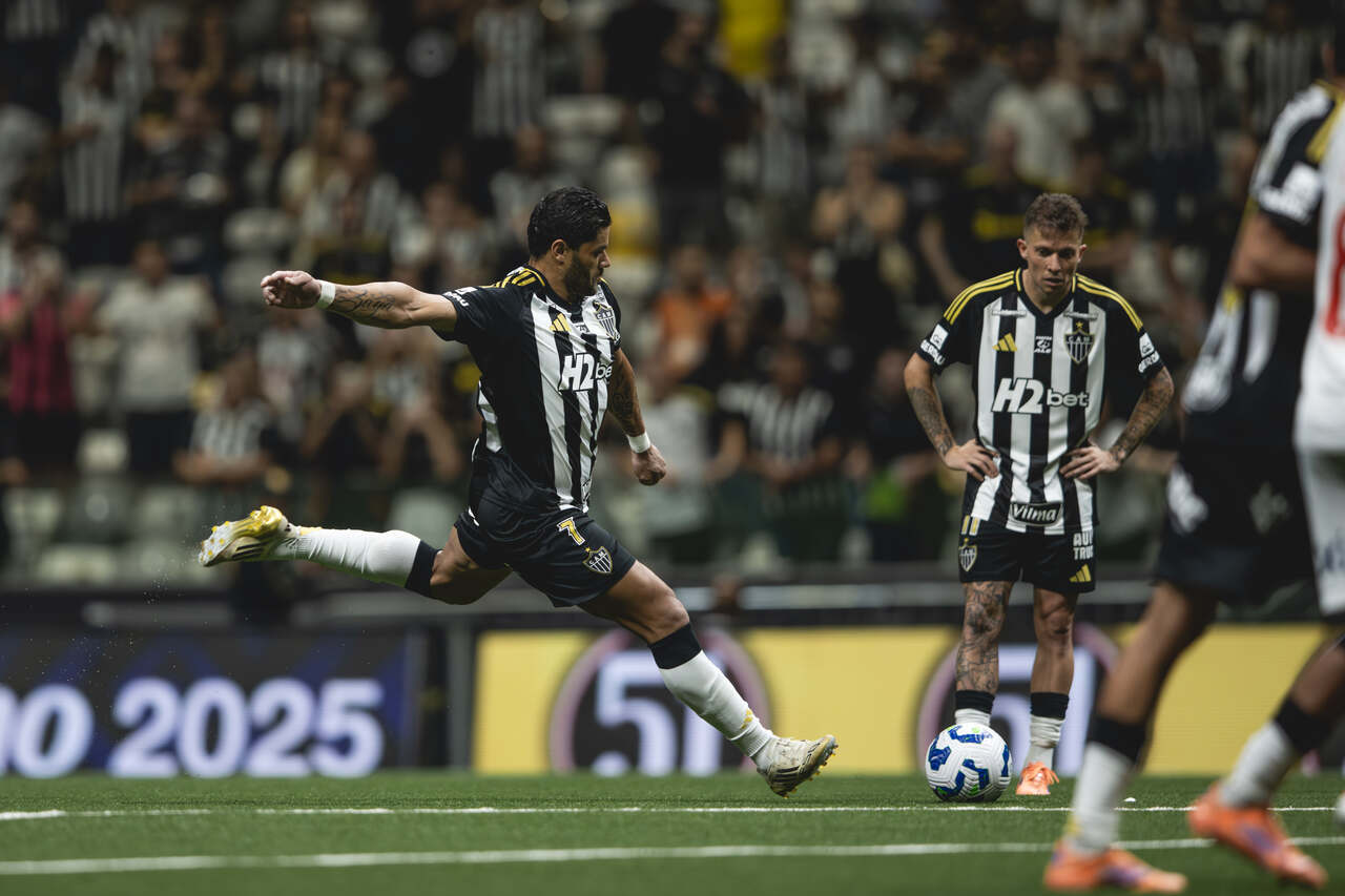 Hulk marca gol 500 e Atlético aniquila o Bahia para subir na tabela do Brasileirão