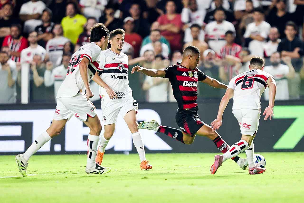 São Paulo e Flamengo empatam em grande jogo na Vila Belmiro