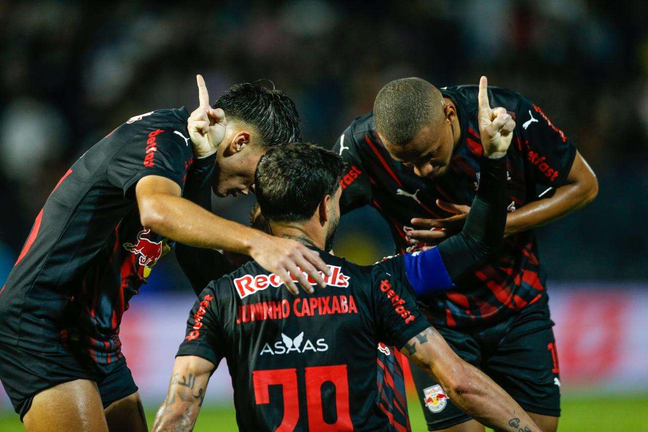 Corinthians tem dois expulsos, toma gol no fim e perde para o Bragantino