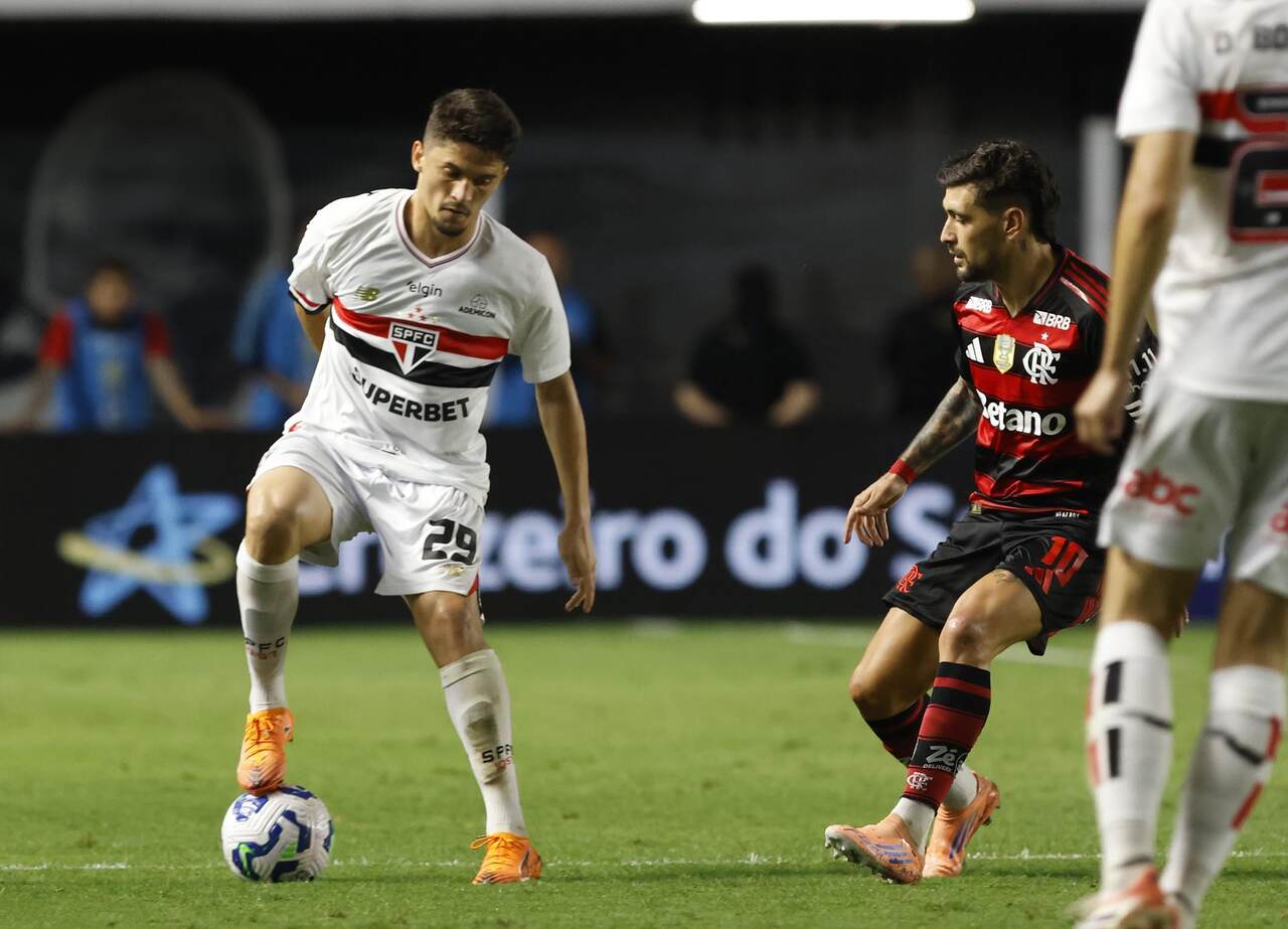 Pablo Maia sofre trauma no tornozelo e vira dúvida no São Paulo
