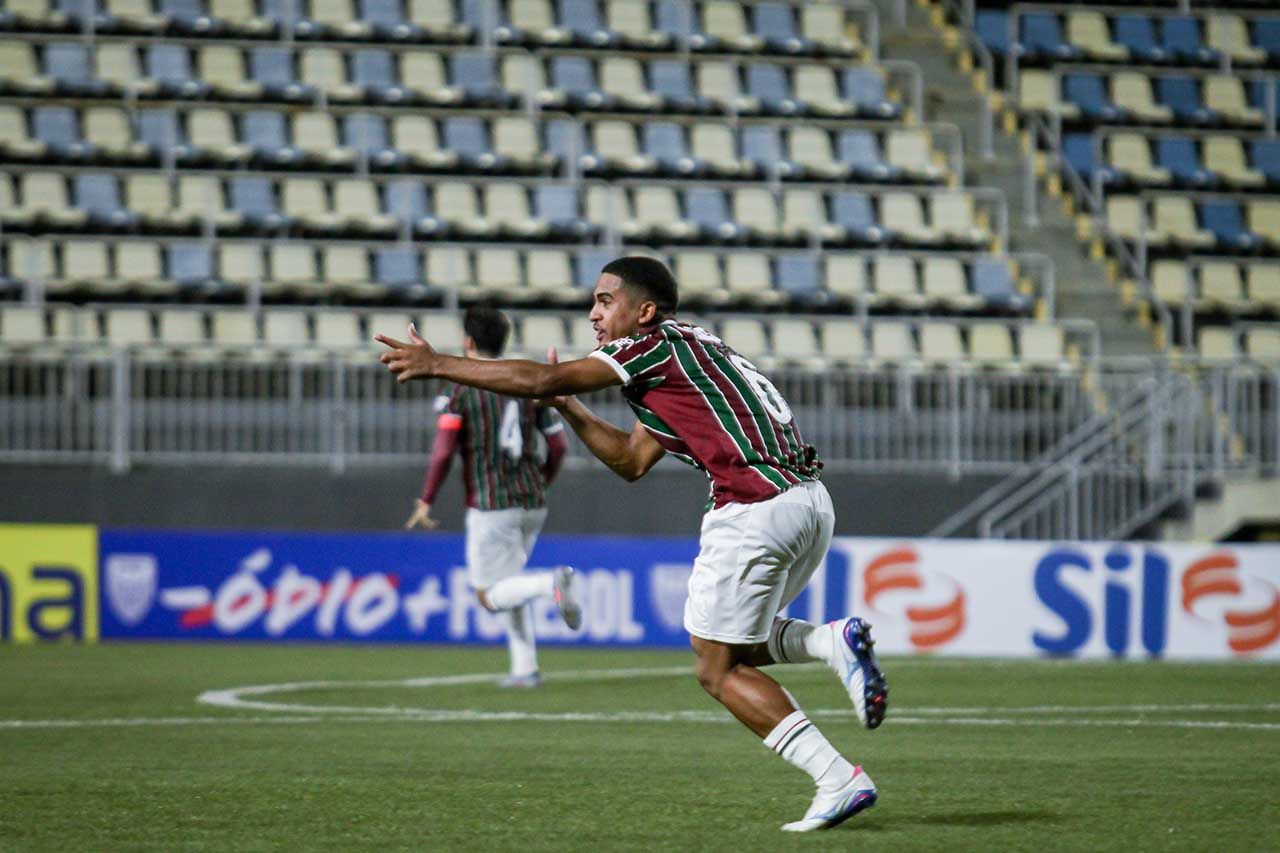 Na bola parada, Fluminense passa pelo Água Santa na Copinha