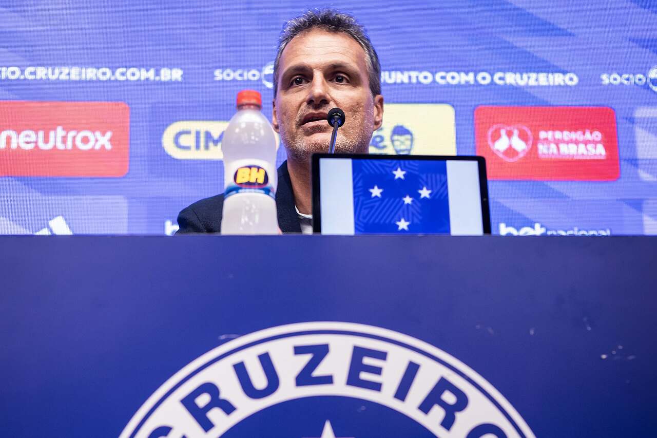 Dirigente do Cruzeiro elogia CBF por limitação de estrangeiros Dirigente do Cruzeiro elogia CBF por limitação de estrangeiros
