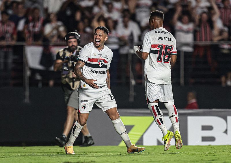 São Paulo supera Santos com um a mais e e reage no Paulistão