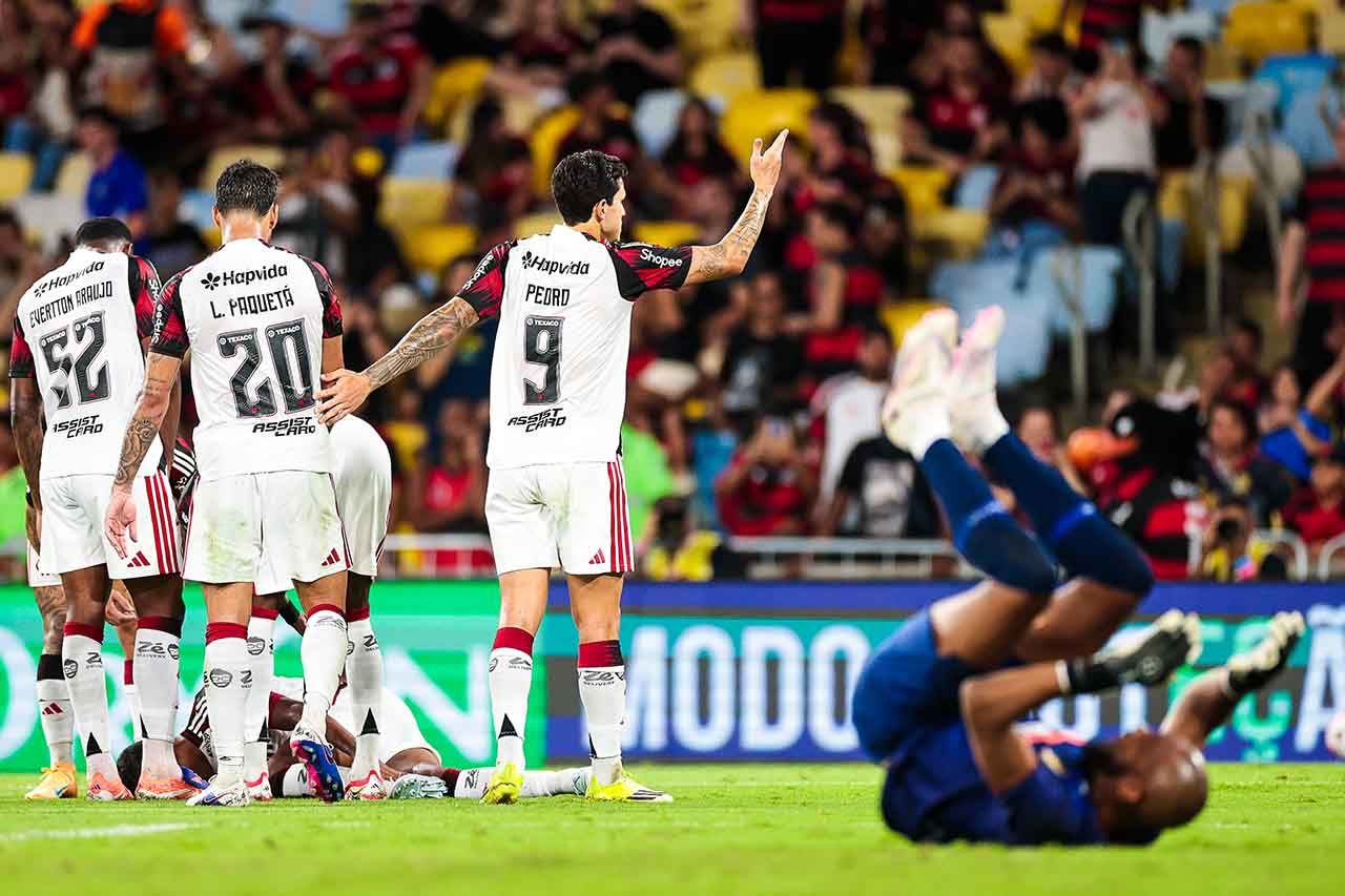 Flamengo massacra o Madureira por 8 a 0 e confirma Fla-Flu na final do Carioca