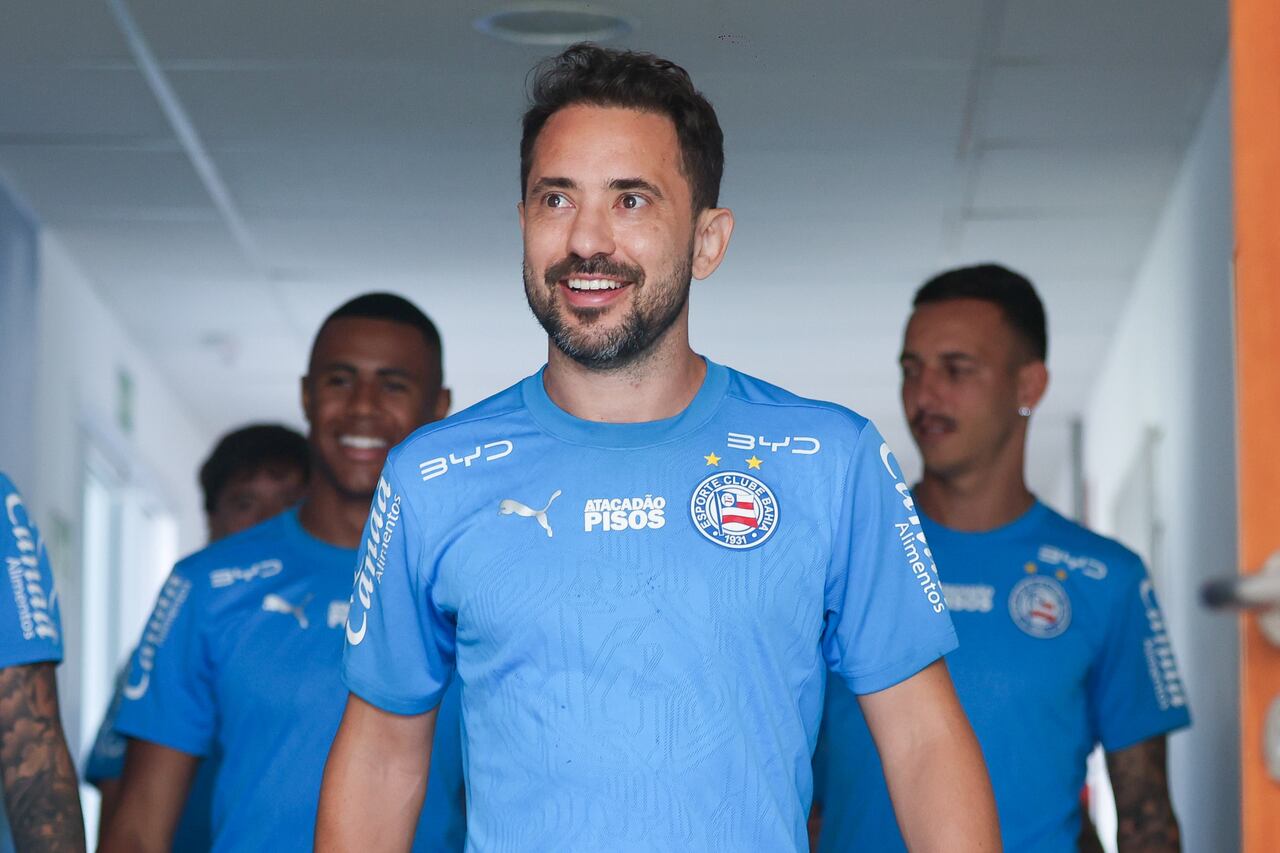 Everton Ribeiro passa por cirurgia na coluna e vira desfalque Everton Ribeiro passa por cirurgia na coluna e vira desfalque