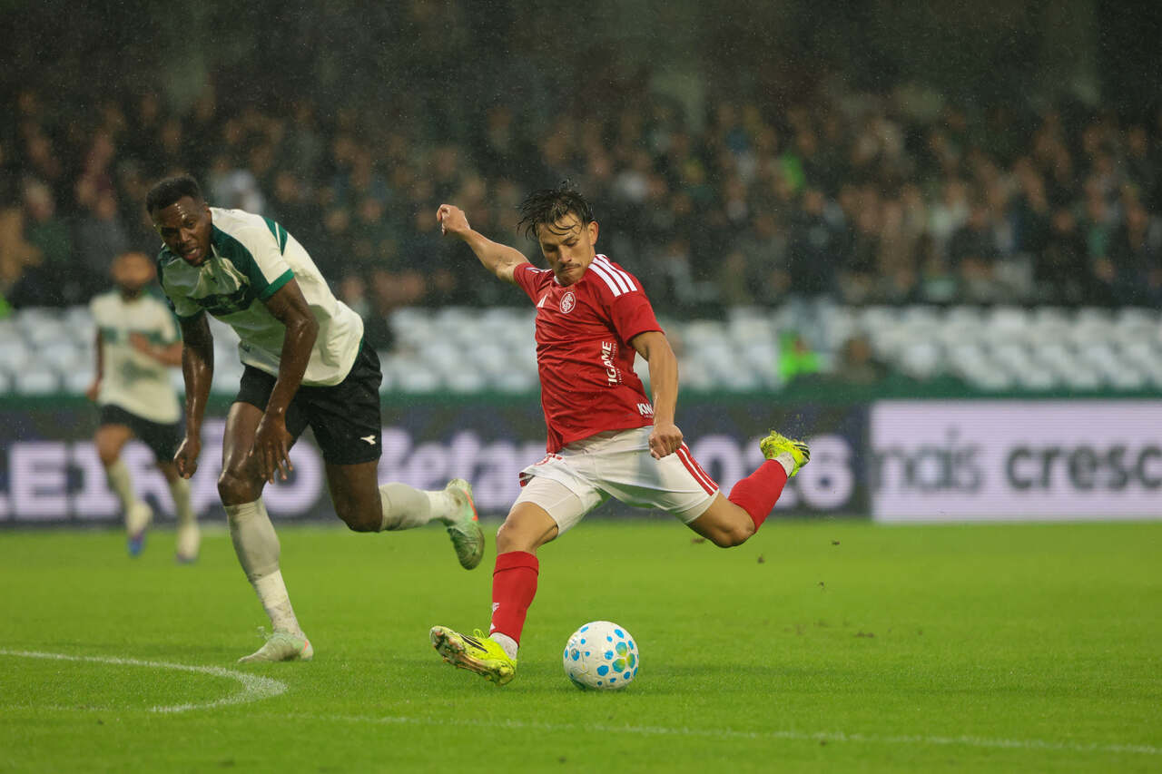 Internacional marca no último lance e empata com Coritiba