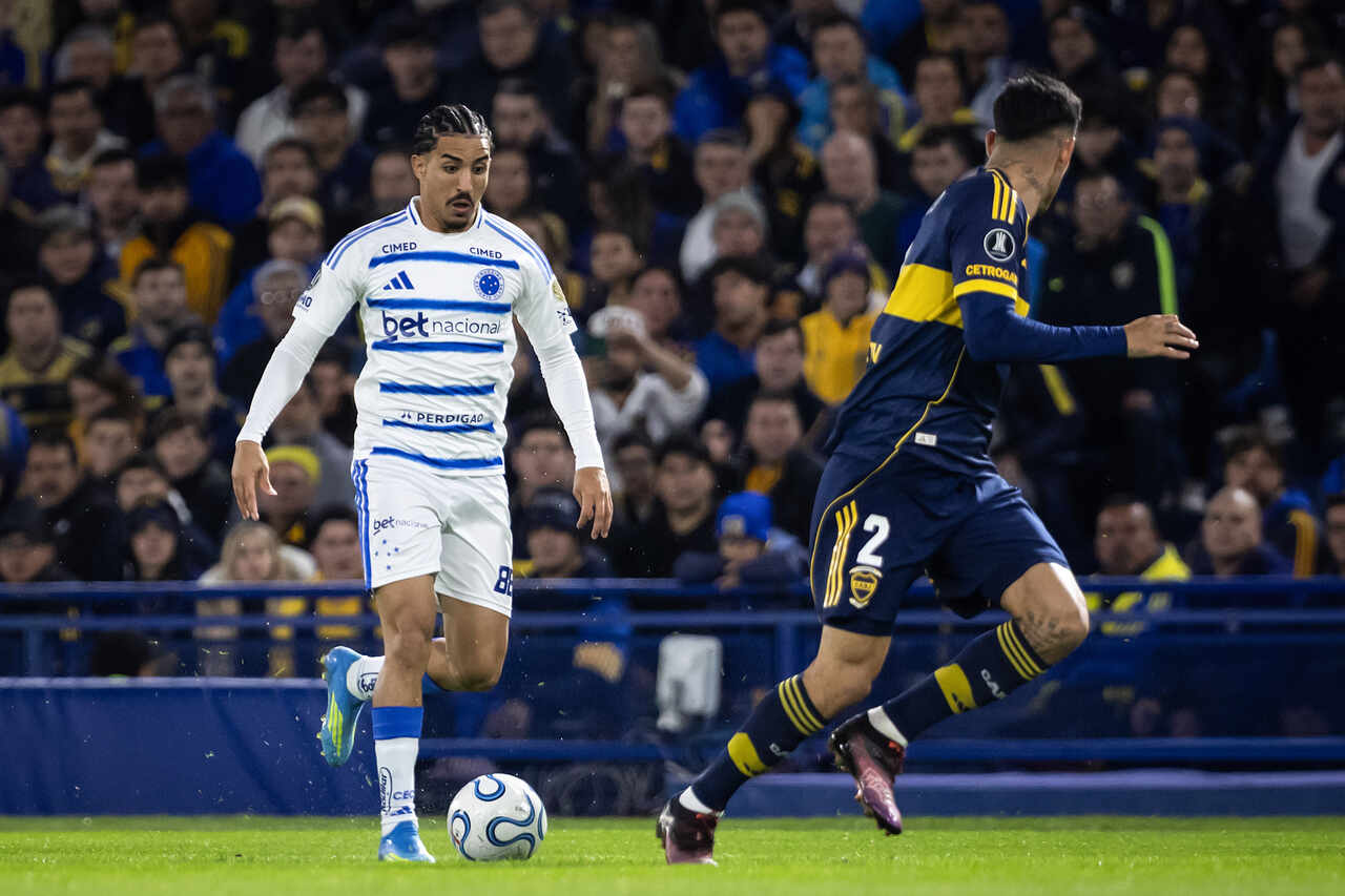 Cruzeiro arranca empate com Boca na Bombonera e fica perto da classificação
