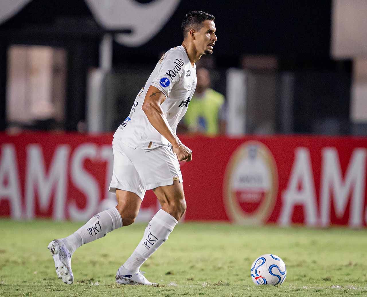 Lucas Veríssimo vira dúvida do Santos no Brasileirão Lucas Veríssimo vira dúvida do Santos no Brasileirão