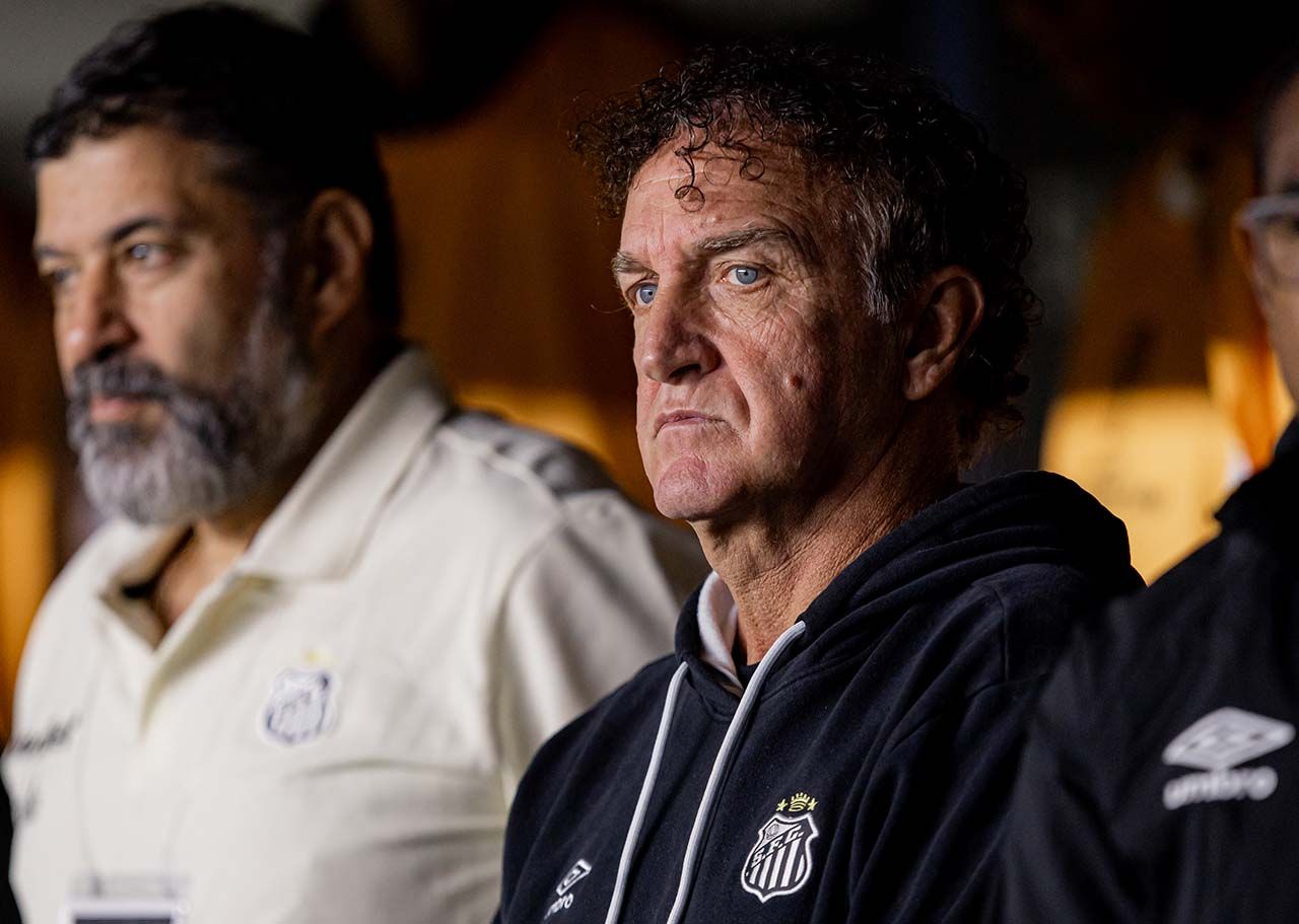 Cuca promete Santos fora do Z4: "Não largo o boné" Cuca promete Santos fora do Z4: "Não largo o boné"