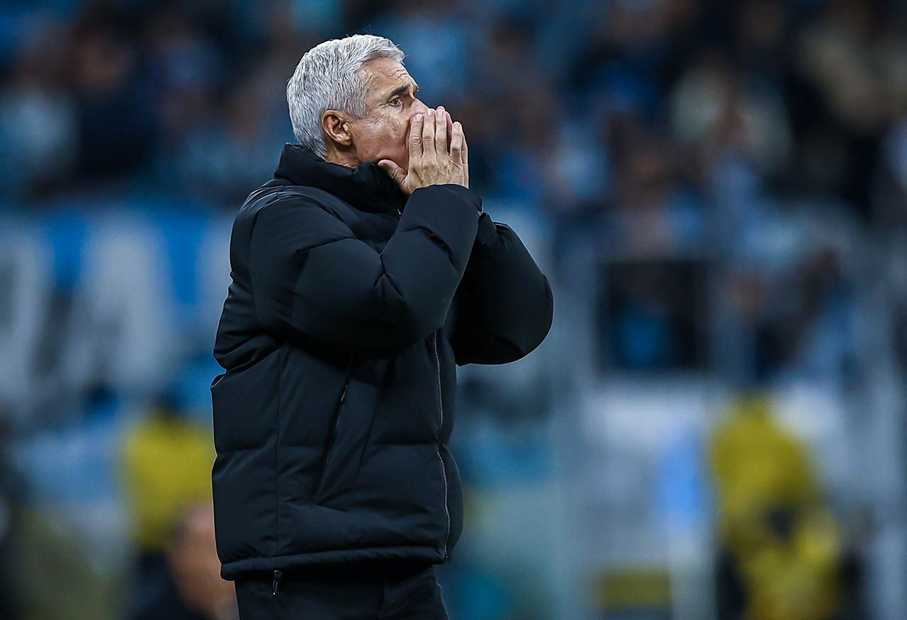 Luís Castro não viaja com o Grêmio para jogo da Sula Luís Castro não viaja com o Grêmio para jogo da Sula