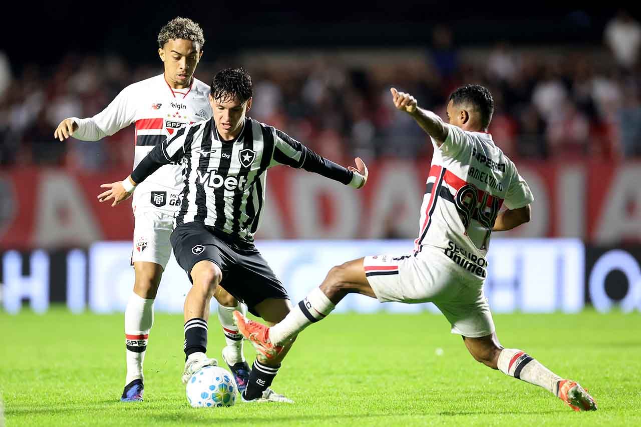 Botafogo marca no fim e arranca empate com o São Paulo