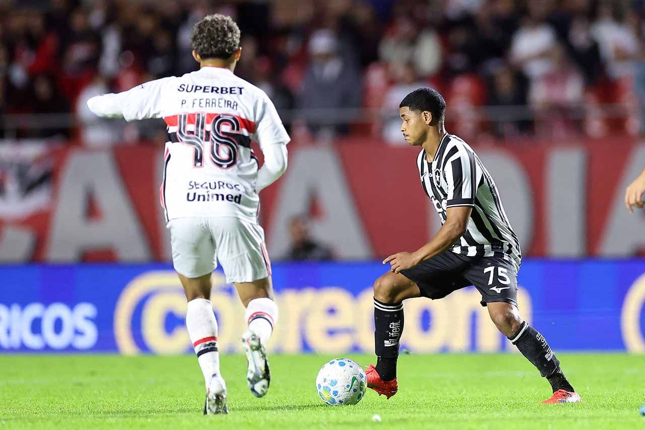 "Pequeno gigante", Huguinho se firma titular no Botafogo