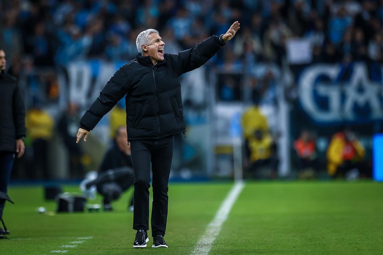 Grêmio banca Luís Castro e descarta mudança
