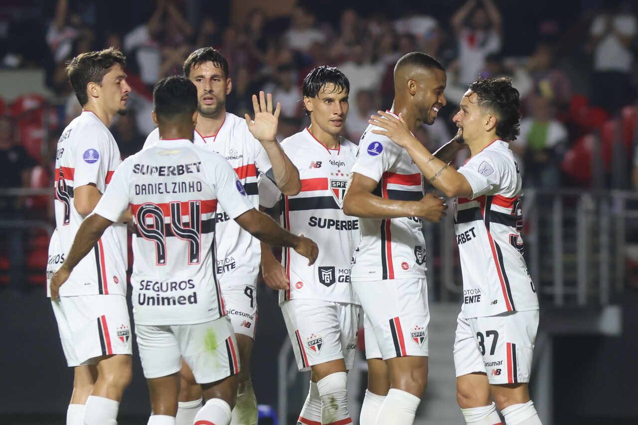 São Paulo domina Boston River e se classifica como líder do grupo São Paulo domina Boston River e se classifica como líder do grupo