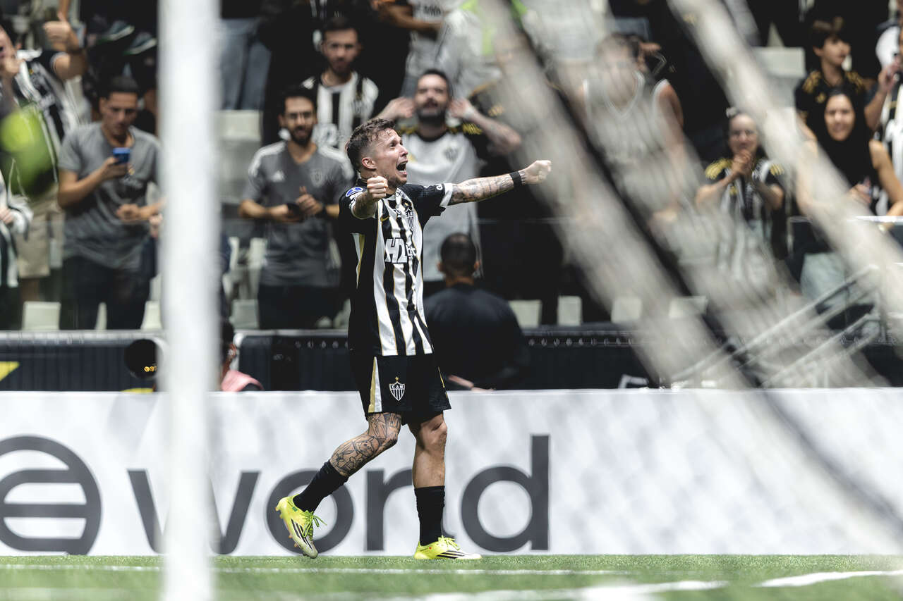 Bernard celebra resgate da tradição do Atlético de lutar até o fim Bernard celebra resgate da tradição do Atlético de lutar até o fim