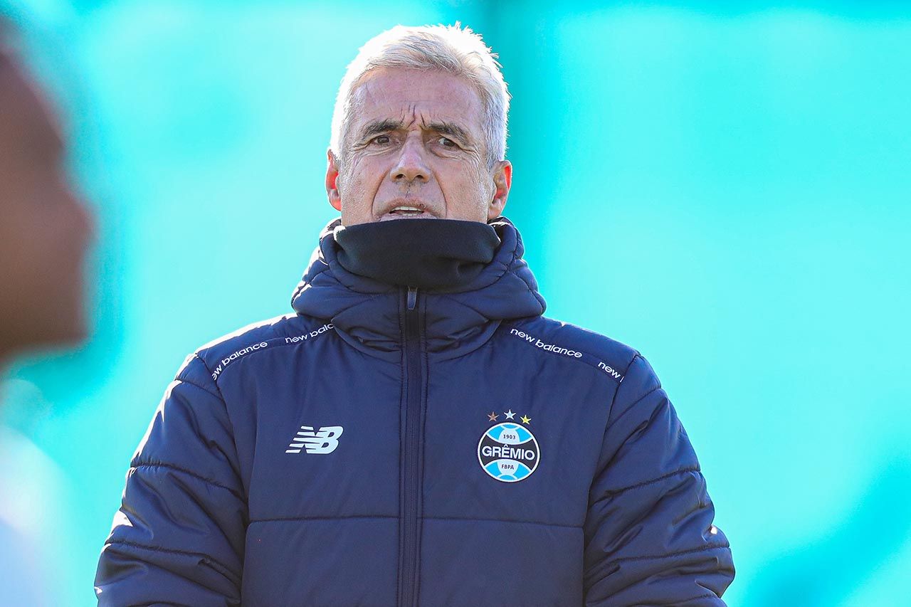 Grêmio demite Luís Castro após nova derrota no Brasileirão Grêmio demite Luís Castro após nova derrota no Brasileirão