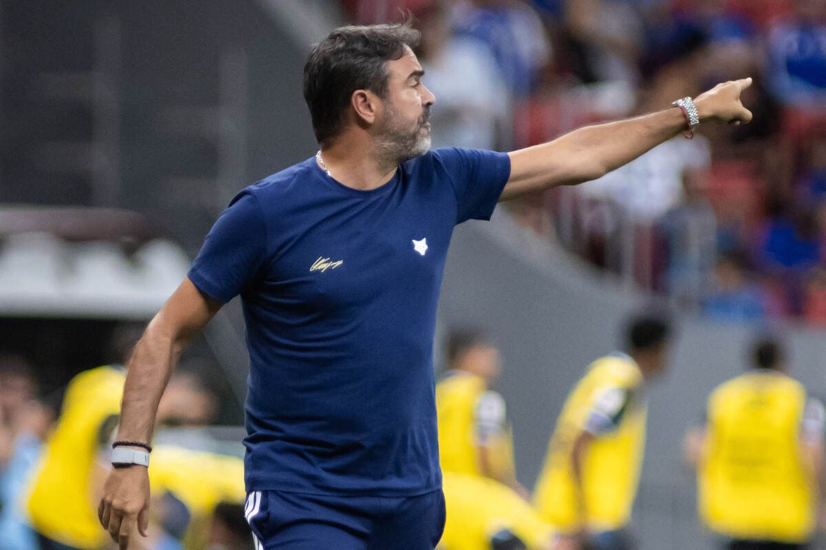 Artur Jorge promove mudanças e ganha reforços no Cruzeiro