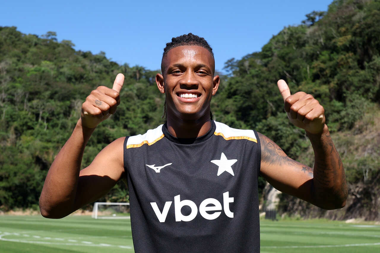 Danilo se reapresenta ao Botafogo em meio a impasse Danilo se reapresenta ao Botafogo em meio a impasse