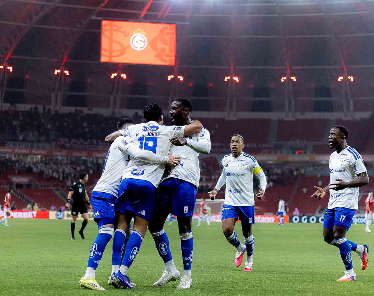 Cruzeiro bate o Inter fora de casa e sobe na tabela