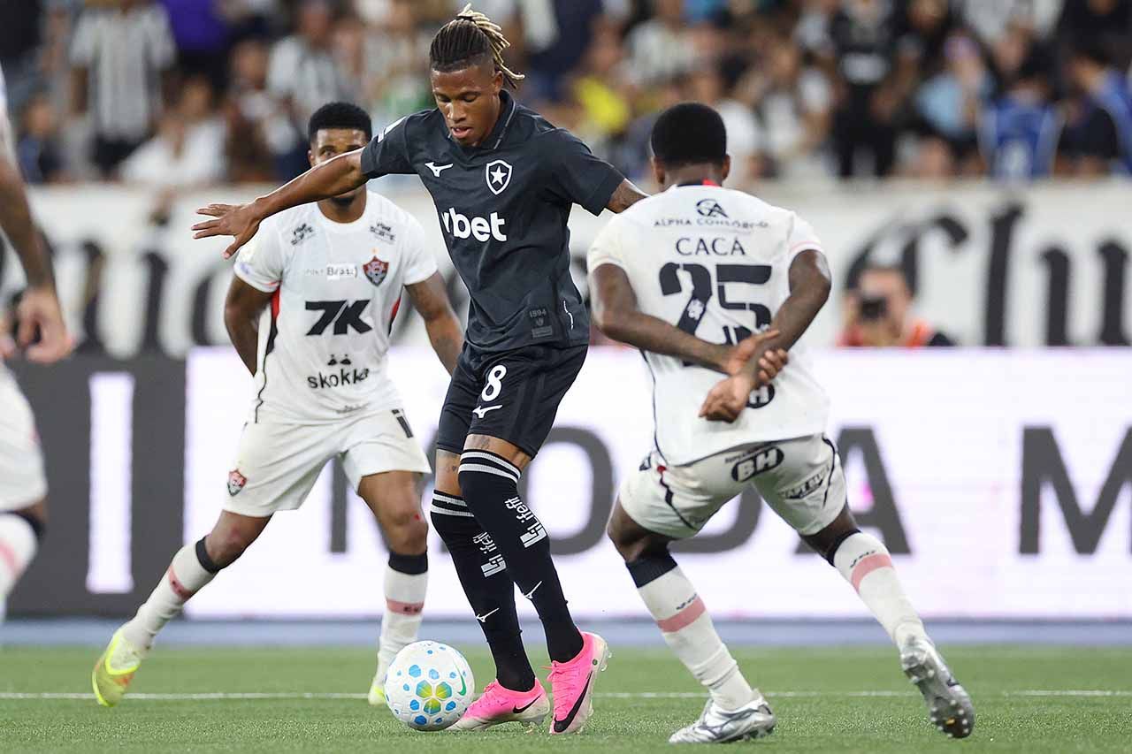 Botafogo utiliza Danilo e frustra planos do Palmeiras